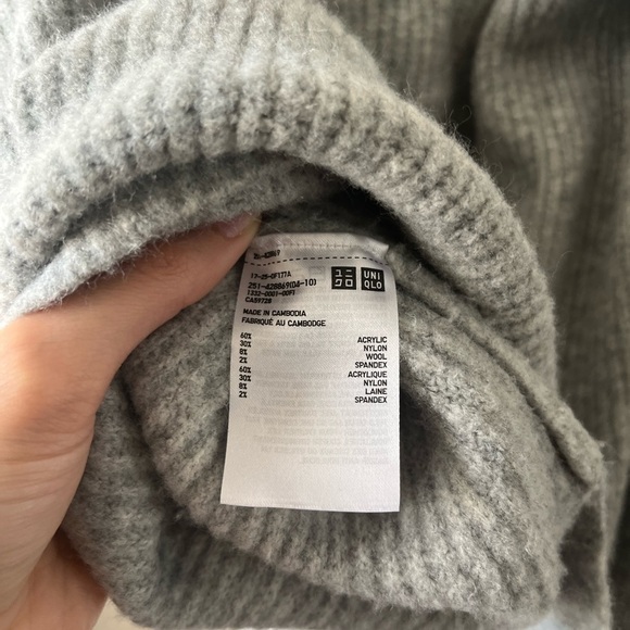 Uniqlo Knitted Gray V-neck Pullover Sweater - Picture 5 of 6